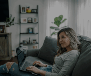 mujer haciendo gestiones online