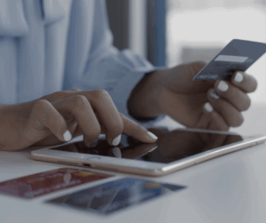 mujer haciendo gestiones online